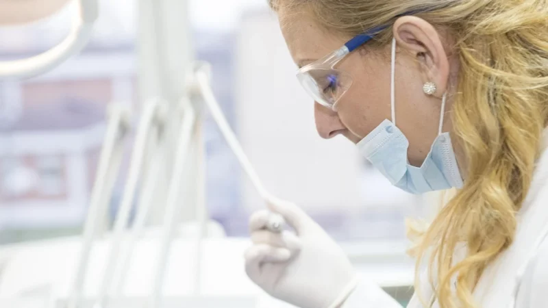 Infekcje bakteryjne: kiedy medycyna wymaga diagnostyki i antybiotykoterapii